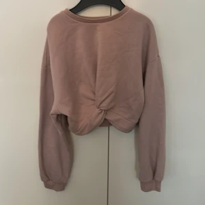 Långärmad croppad - Croppad långärmad tjockare tyg. Pris + frakt 