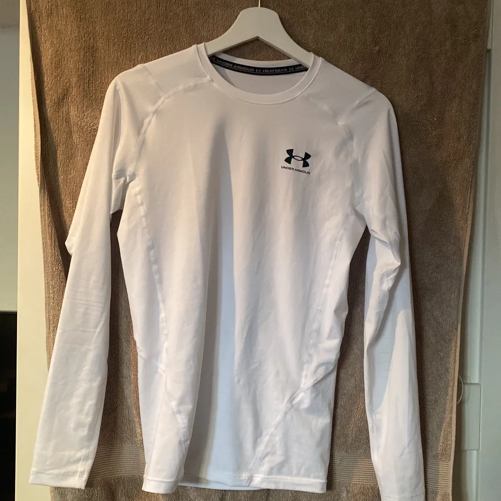 Kompressionströja från under armor som var för liten för mig - använd 1 gång, annars ny. Storlek M. Nypris 449kr. Skriv vid frågor!. Sportswear.