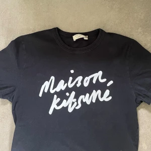 Maison kitsuné t-shirt - Maison kitsuné T-shirt i bra skick utan defekter till bra pris. Pris är inte satt i sten