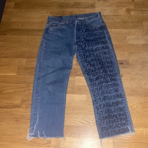 Travis Scott "Stargazing" Jeans  - Travis Scott inspirerade custom made jeans, bra skick och byxorna är förkortade   Mått:  Längd: 88 cm  Pas: 40 cm Ben: 20 cm (pris kan diskuteras) 