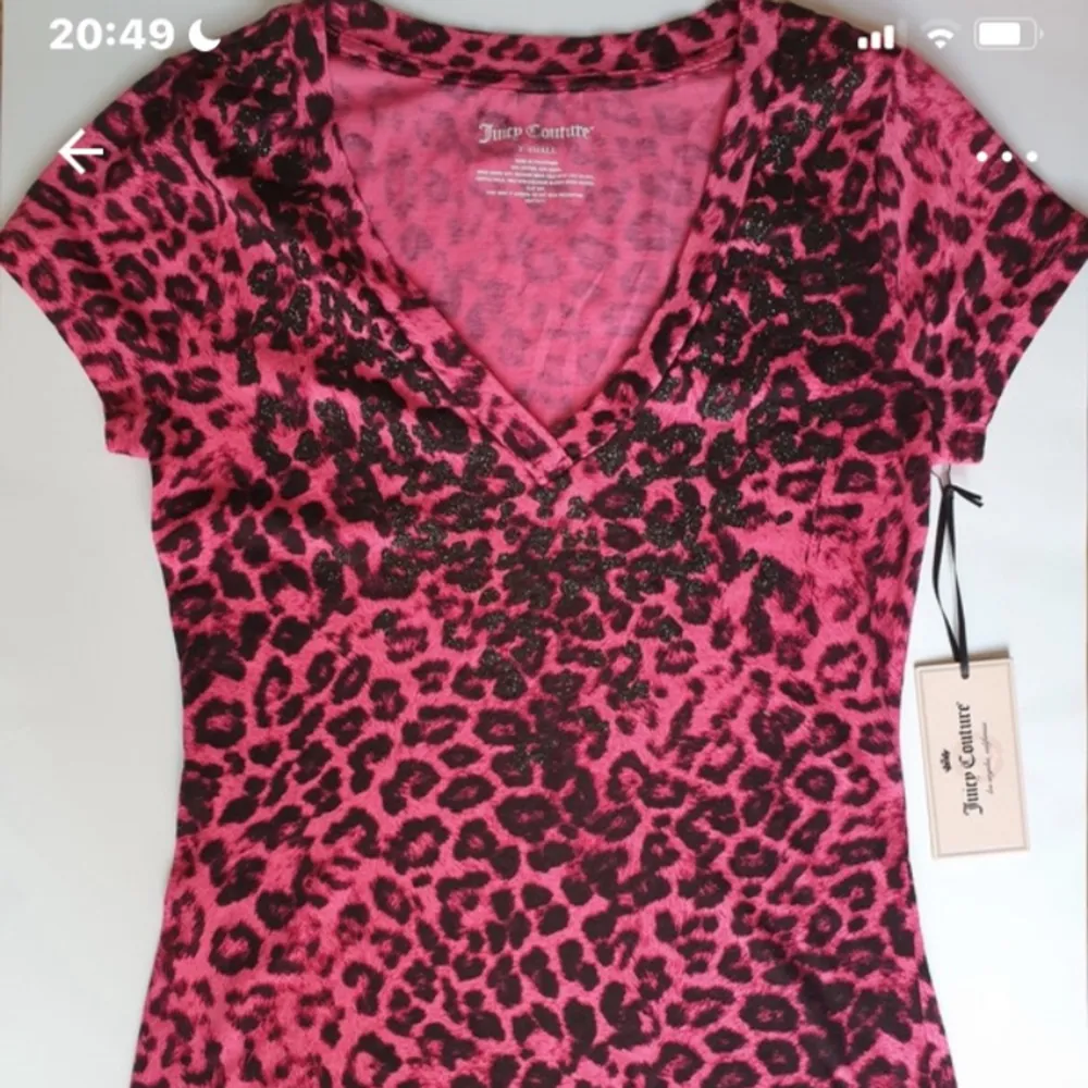 Sjukt fin jucie couture t-shirt från 2000-talet!! Storlek:XS, v formad, andvänd mycket men ser ut som ny,⭐️🌸💗 (skickar gärna inte fler bilder om man inte ska köpa den)💗💗 pris kan diskuteras högsta bud får den💗. T-shirts.