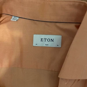 Eton skjorta  - Säljer en eton skjorta orange ny pris 1700kr  Vet ej storlek men det står iaf 41/16