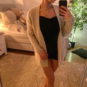 Cardigan - Oanvänd (av mig), fint skick, osäker på storlek då det inte står men skulle säga S 🌸 köpt secondhand