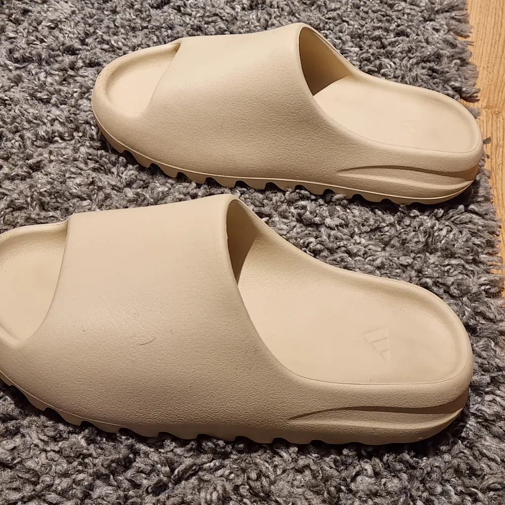 Hej säljer mina Yeezy Slides i stl 42 i färgen Bone. Använt ett fåtal gånger då dom ej passa. Köpte dom på ett 