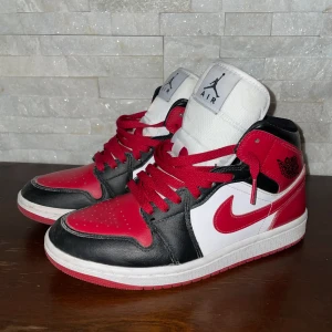 Air Jordan 1 Mid White Black Red  - Ett par Air Jordans 1 mid i nyskick, endast testats. Skorna är i storlek 39