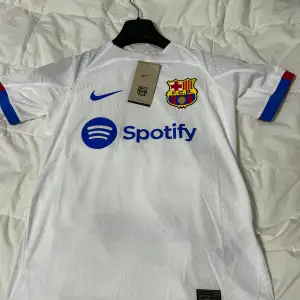  Jag säljer nu min FC Barcelona Player Edition tröja från säsongen 23/24 som jag fick i studentpresent. Tröjan är i nyskick, oanvänd och i originalförpackning. Säljer den eftersom jag redan har en liknande. Pris kan diskuteras som alltid!!!!