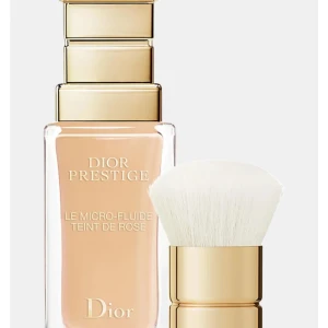 Dior foundation Prestige Le Micro-Fluide Teint De Rose - Nästintill nyskick , testad bara 1-2 pump. Köpte fel färg. No 2N. Nypris 1680kr   Dior Prestige har skapat sin första hudvårdande foundation med mikronutrienter och SPF 25 - PA+++. Den är berikad med rosenextrakt och gyllene mikropärlor. 