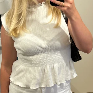 Vit top - Säljer denna super fina vita topp eftersom jag har 2 stycken. Köpt i Spanien på Tinoretto inne i Cortes ingles. Skriv för fler bilder 