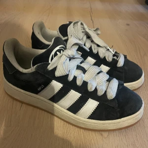 Adidas campus 00 - Säljer dessa kända skor. Man ser lite att de är använda och de är lite smutsiga men kan försöka tvätta de. Nypris är typ 1500