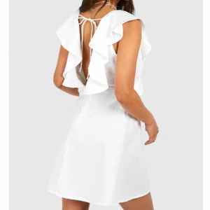 Vit klänning  - Säljer vit kort klänning, aldrig använd! Skriv privat för fler bilder eller frågor💕