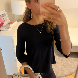 Trekvartsärmad topp mörkblå - Trekvartsärmad mörkblå topp ifrån sthlm lm!❤️