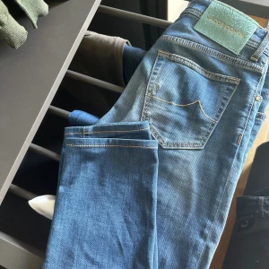 Jacob Cohën Jeans - Säljer ett par riktigt snygga jeans från Jacob Cohën, perfekt tvätt nu till sommaren. Jeansen har använts väldigt få gånger då dem är för små.. Dem har en stretch i tyget, så dem är en fröjd att bära! Perfekt till sommaren!