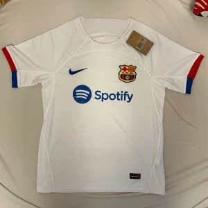 barcelona away kit 23/24 - Topp skick, passar även till storlek M, är ej använd, kan träffas i Stockholm. Priset kan dock diskuteras!