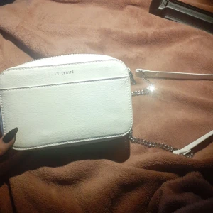 Vit handväska - Vid handväsk Melan storlek ibte för liten men inte för stor får plats med ganska mycket