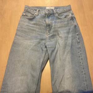 Mango jeans - Jeans från mango i storlek 34, de var för långa på mig som är 158. Rak modell. Bra skick