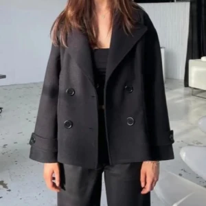 Designby si Gina coat- black - Säljer min kappa från design by si eftersom jag inte använder den längre. Den är i bra skick och har bara använts ett fåtal gånger 🩵  