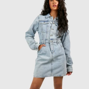 Klänning i denim - Säljer denna klänning i denim st L, Aldrig använd säljer då den är för stor på mig🫶🏽