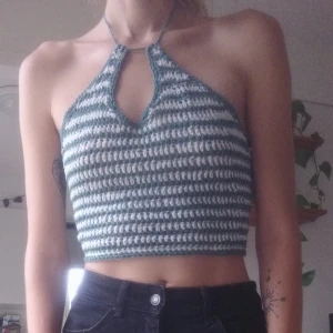 Virkad topp - Gjord av mig :) justerbar så den passar nog de flesta