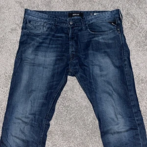 Replay Jeans - Säljer ett par riktigt feta jeans ifrån Replay, skick 8/10 mörkblåa med en clean blå wash. Pris går att diskutera
