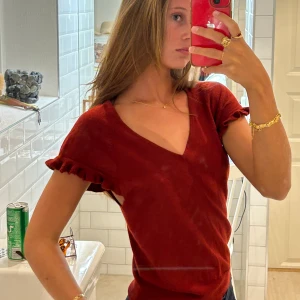 Röd topp - Röd lätt stickad topp från mango. Strl S