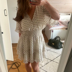 Prickig klänning - Jättesöt prickig klänning från zara. Som i nyskick! Storlek S