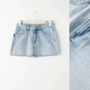 Gina tricot jeans kjol  - Säljer nu min jeans kjol från Gina, köpte förra året för orginal pris och är nu helt utsåld. Är i mycket fint skick utan defekter. Stolek 34 men passar mig som har s