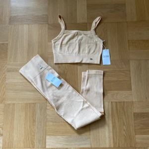 Träningskläder set - Säljer detta superfina oanvända träningssettet i en jättefin pastellgul/pastellorange färg☺️ prislappen kvar🥰 hör av er vid fler bilder och frågor☺️