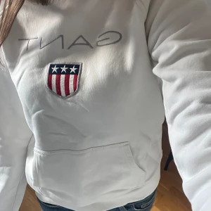 Gant tröja - Säljer denhär fina hoodien från gant då den inte kommer till andvändning längre. Inga defekter💗💗tröjan är i barnstorlek så det står 13-14 years i storlek men jag skulle säga att det är en XS men passar även mig som har storlek S