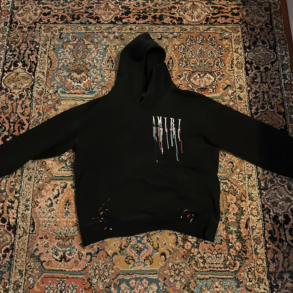 Färg Svart. Äkta Amiri Hoodie. Storlek L. Min kusins Hoodie som jag fick. Går och pruta nån hundring för smidig o fort köp.. Hoodies.