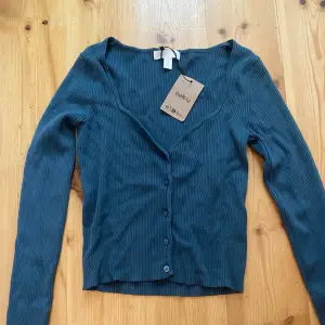 Jättesnygg v-ringad långärmad tröja från H&M. Köpt från sellpy men helt i nyskick 💗 Blågrön cool färg 💚💙