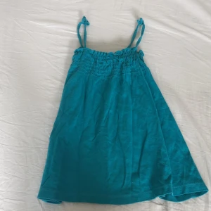 Somrig topp - Köpte denna för typ en månad sen men den passade inte så därför säljer jag den!💛 endast änvänd en gång och är i bra skick!