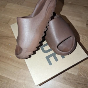 YEEZY slide flax i storlek 40.5 i fint begagnat skick - Säljer nu mina sparsamt använda YEEZY slide flax i storlek 40.5 i fint begagnat skick. Orginallåda medföljer om så önskas!