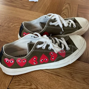 Comme des garçons X Converse  - Comme des garçons X Converse skor i bra skick! Sparsamt använda och är nästan som nya. Det är storlek 40.
