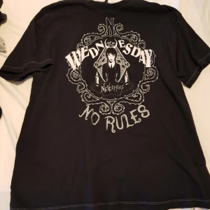 Wednesday t shirt - Använd några gånger så nyskick Oversized