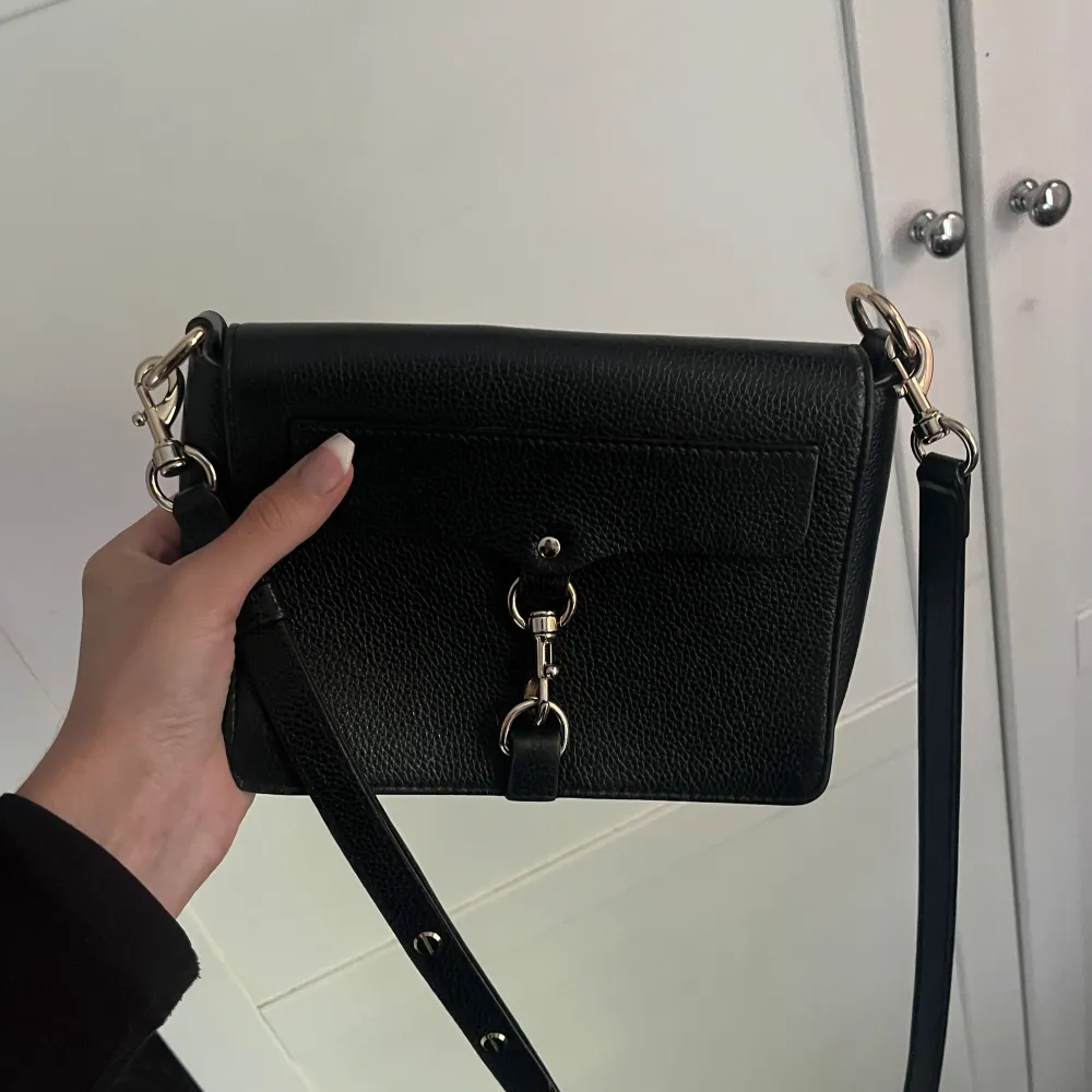 Crossbodyväska från Rebecca Minkoff i bra skick! Köpt för 2400kr 🤍. Väskor.