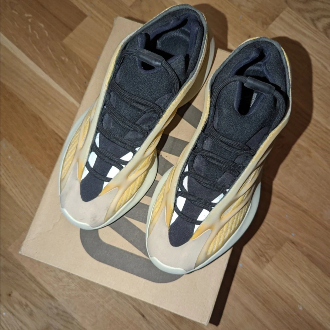 YEEZY 700 i storlek 40 - helt nya