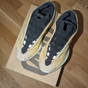YEEZY 700 i storlek 40 - helt nya - Säljer nu mina YEEZY 700 i storlek 40 - helt nya och endast testade inomhus. Orginallåda medföljer om så önskas!
