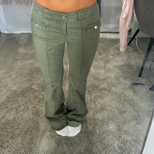 H&M  - Storlek 36, avklippta S passar någon runt 165🫶🏼