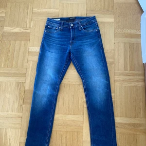 Jack & Jones Glenn jeans - Tja! Säljer dessa schysta Jack and Jones jeans i modellen Slim/Glenn. Ny pris cirka 600Kr mitt pris 150kr Använda ett fåtal gånger 9,5/10 i skick och är i storlek 27 30. Priset kan diskuteras vid snabb förhandling.