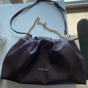 Valentino väska  - Jättefin , rymlig valentino väska köpt på Zalando för 2 år sen!  Brun , med guldkedja och band så man kan ha både som handväska och vanlig.   Klippt av lite av bandet men inget som märks.   Kan mötas upp i Stockholm ☺️