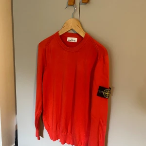 Stone Island tröja  - Hejsan!  Säljer nu denna snygga Stone Island tröjan i 100 procent Bumull.  Denna tröja är köpt för 2500kr i Hamburg i Stone Island butiken.  Obs tröjan har ett litet hål i armhålan som går att lösa med några trådar.  Hör av er vid bilder och frågor 