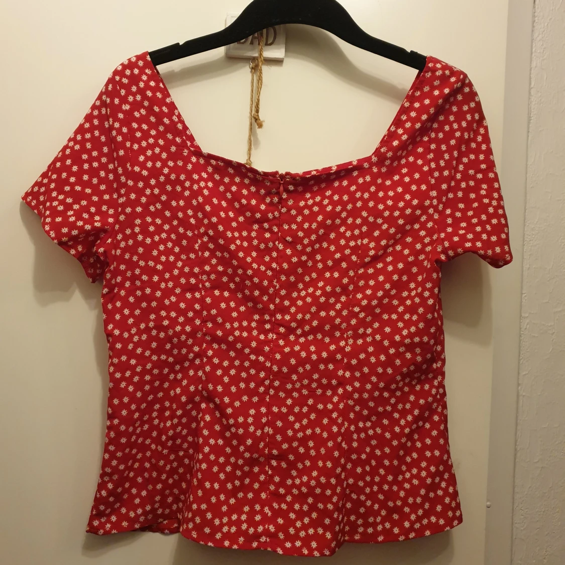 Fin röd blus med vita små blommor - 90