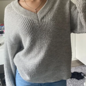 Stickad tröja  - En stickad tröja från Gina Tricot, i perfekt skick💗