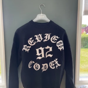 Knitted sweater ifrån review.  - En stickad heavy sweater köpt i Amsterdam. Mycket fint skick med en skön passform. Nypris 800. Mitt pris 400. 