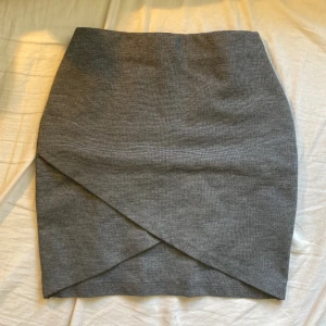 Kjol - Fin kjol från Gina tricot, strlk xs men passar s också. Aldrig använd, hör av dig vid frågor eller intresse, och för bild på💗 pris kan diskuteras, säljer en likadan i svart💗