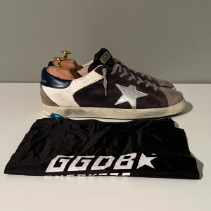 Golden Goose - Sällsynta Golden Goose i flera färger. Skick: 8/10. Storlek 41 men passar 42 och på gränsen till 43. Dustbag tillkommer! Skriv vid frågor och funderingar!