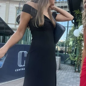 Balklänning  - Snygg och clean klänning Från bubbelroom  Använd en gång Köpt för 750 säljer för 550