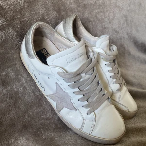 Golden Goose  - Säljer nu mina Golden Goose superstars då dem är för små. Perfekta sommarskor i storlek 41/2. Väldigt fina så skick 9/10💯💯