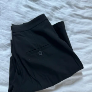 Kostymbyxor - Så fina kostymbyxor som tyvärr har blivit för små för mig.💕 Använda men absolut inget som syns.🎀 Tveka inte på att höra av dig vid frågor🥰