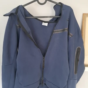 Nike tech fleece blåt - Nike tech fleece blå bra skick Hör av er vid funderingar  Kan gå ner i pris